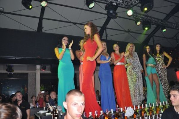 Bianca Drăguşanu, apariţie ca după o experienţă sado-maso, în club Crema din Mamaia